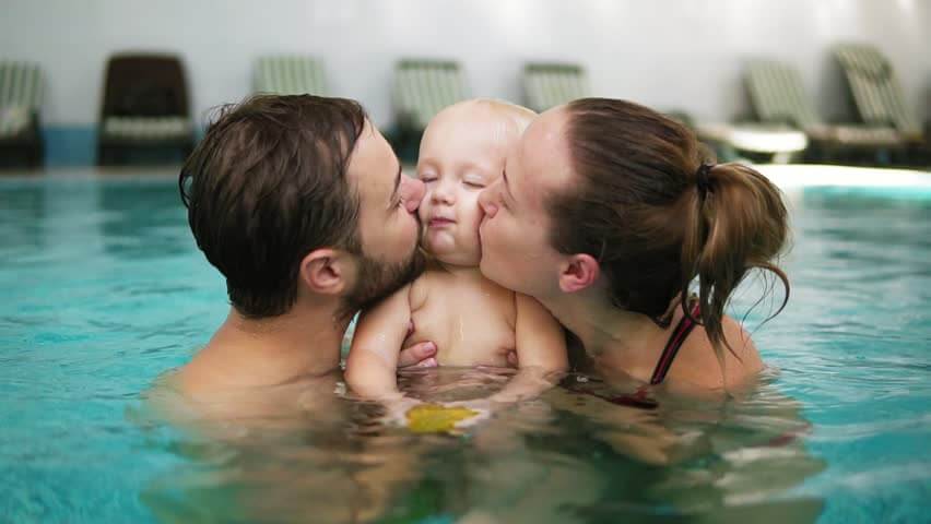 bebeklerin anne boba ile yüzmesi
